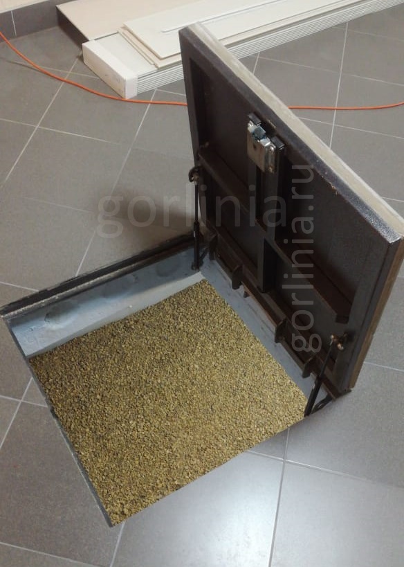 Напольный люк на газовых амортизаторах
